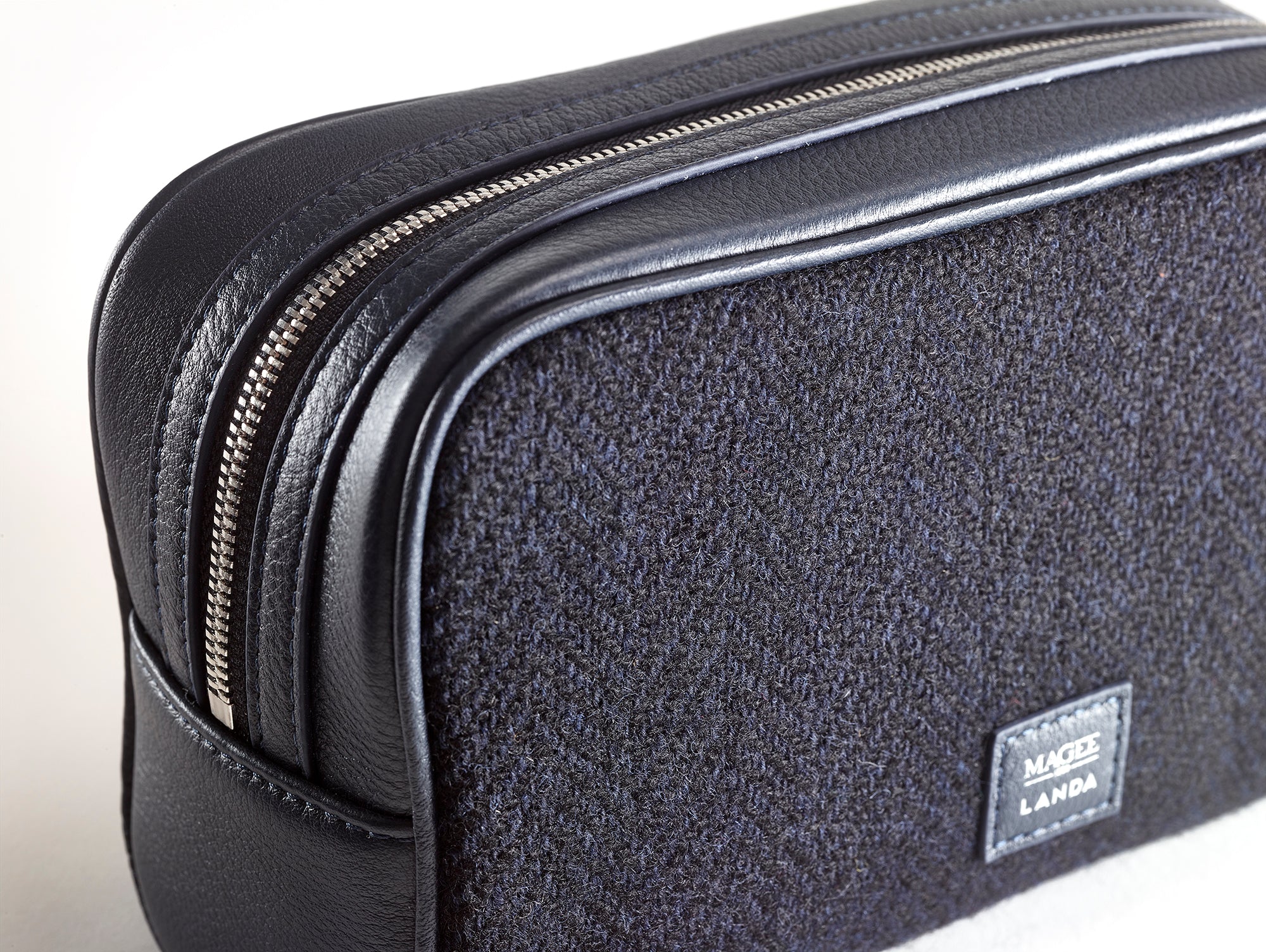 ROBLE - MEN'S TWEED & LEATHER WASHBAG - NAVY